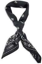 Zwarte bandana met wit paisley- en bloemenpatroon, gestrikt.