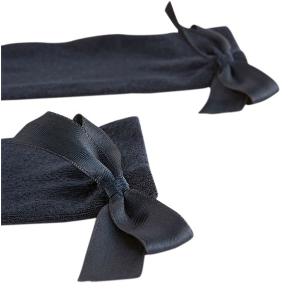 Een paar losse donkerblauwe kniekousen, gedetailleerd met strikken.