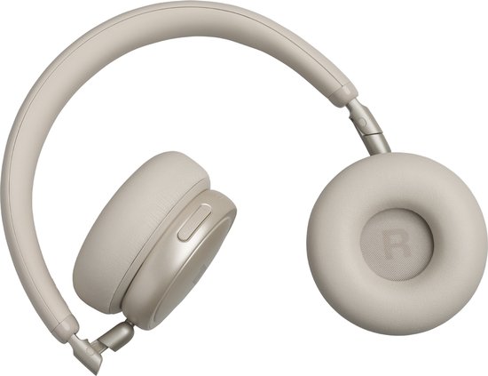 Beige JBL koptelefoon, gedeeltelijk opgevouwen, met de rechter oorschelp naar de zijkant.