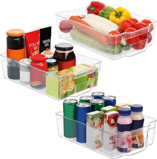 Doorzichtige bakken gevuld met groenten, fruit, blikjes en dranken.