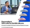 Een vrouw met een blauwe blazer gebruikt een roze muis en laptop. Vijf muizen in verschillende kleuren worden getoond: zwart, lila, lichtblauw, beige en roze.