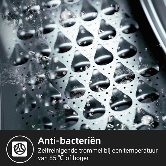 Gros plan du tambour de lave-linge avec des gouttelettes d'eau sur la surface en acier inoxydable, avec le texte 'Anti-bactérien'.