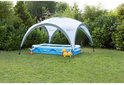 Een Coleman partytent boven een opblaasbaar zwembad in de tuin.