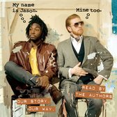 Jason, een zwarte man met dreadlocks, draagt een bruine leren jas en een gele T-shirt. Naast hem zit een witte man met rood haar en zonnebril, gekleed in een grijs pak.