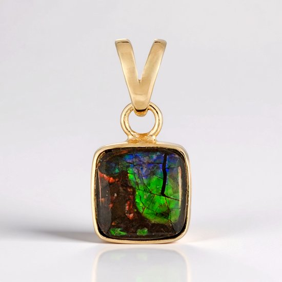 Pendentif en or avec une ammolite cabochon carrée multicolore, bleu profond et vert avec des accents orange.