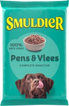 Smuldier Pens & Vlees complete maaltijd zak met afbeelding van bruine hond die likt.