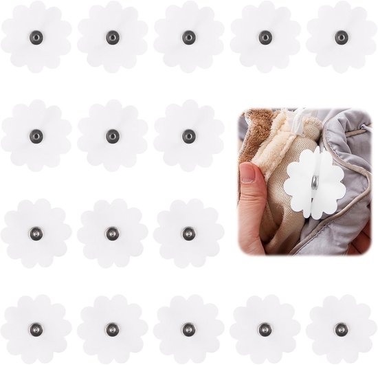 Witte bloemvormige drukknoopbevestigingen, 12 stuks. Een hand toont een witte bloemvormige clip die aan een dekbed wordt bevestigd.