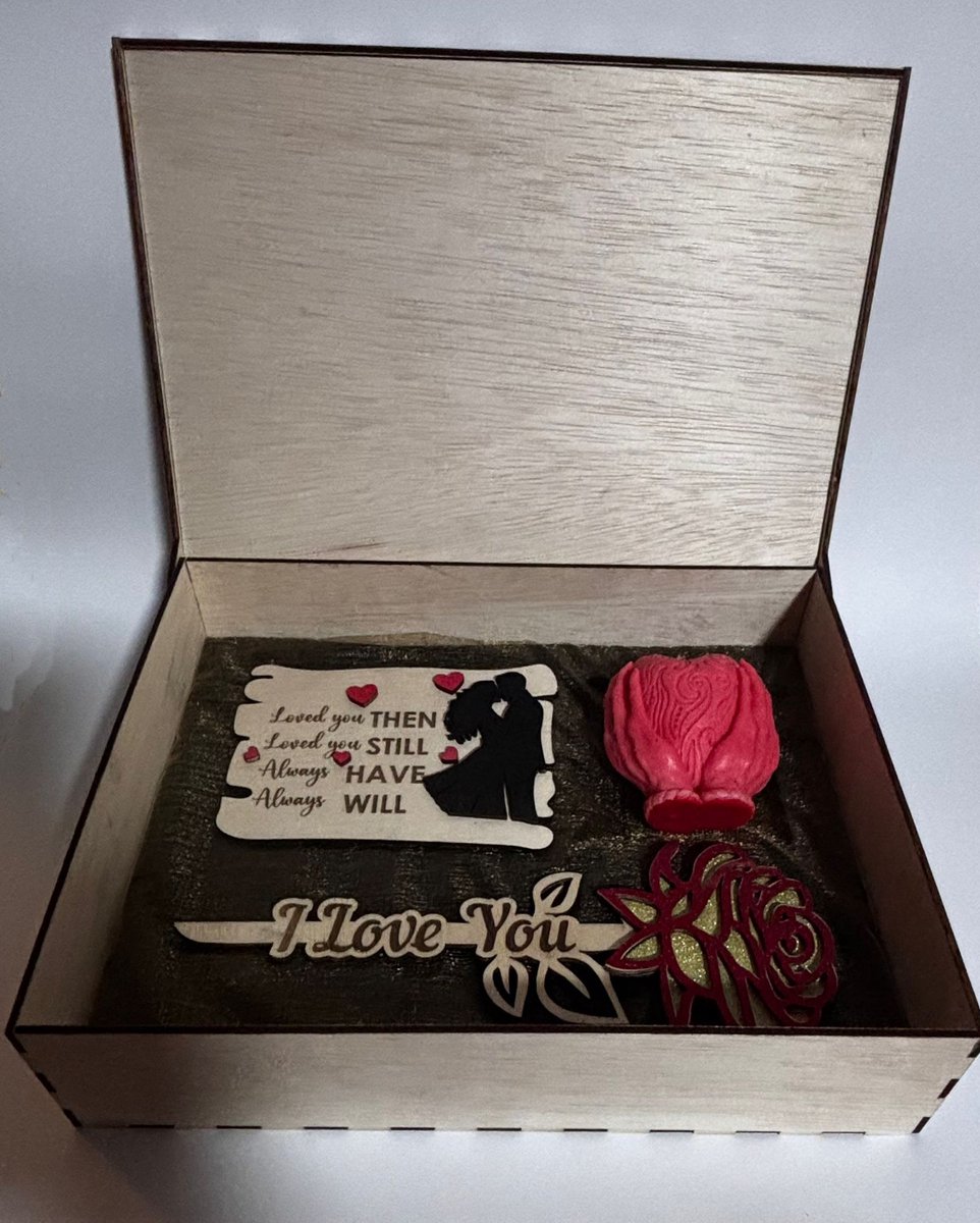 Valentijn Cadeau Box – Luxe Houten Geschenkdoos met Geurkaars, Roos & Liefdesbordje