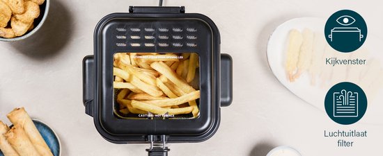 Zwarte friteuse met een mand vol goudbruine frietjes. Links een mandje met snacks, rechts een bord met gefrituurde garnalen.