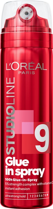 Cilindrische rode spuitbus L'Oréal Studio Line Glue in Spray 9 met witte dop en tekst.