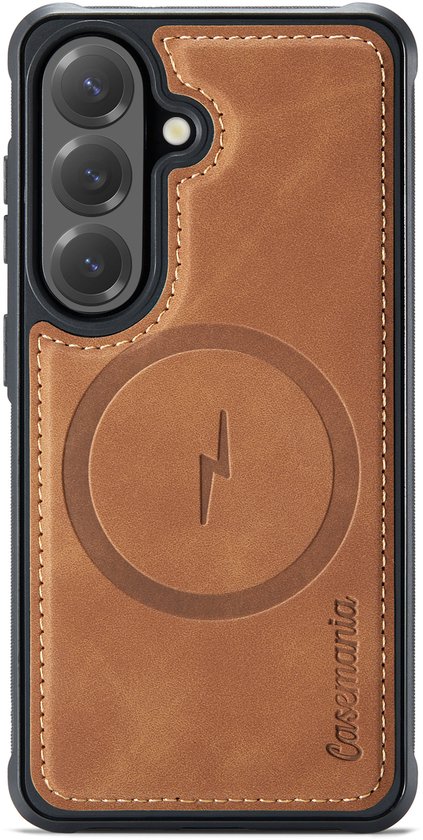Bruin kunstleren telefoonhoesje met camera, MagSafe-logo en 'Casemania' opdruk, witte achtergrond.