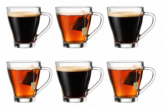 Zes glazen mokken gevuld met thee en koffie.