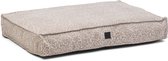 Een beige hondenmand met luipaardprint op een witte achtergrond.