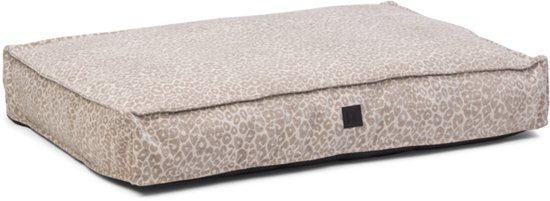 Een beige hondenmand met luipaardprint op een witte achtergrond.