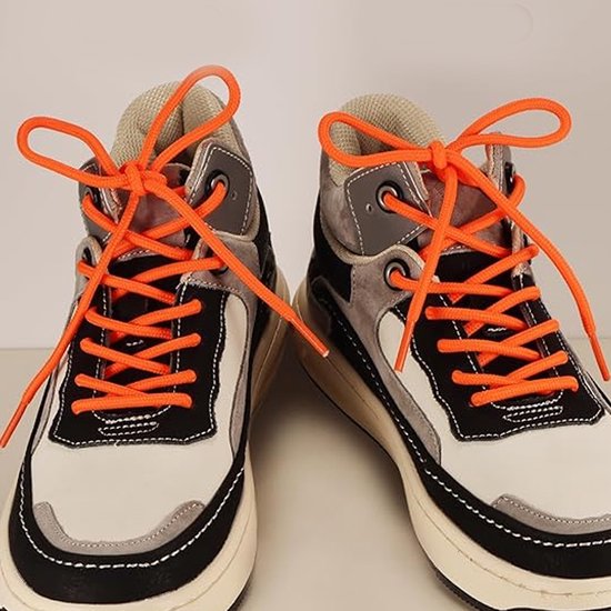 Een paar hoge sneakers met fel oranje veters, strikken en grijze, witte en zwarte accenten.