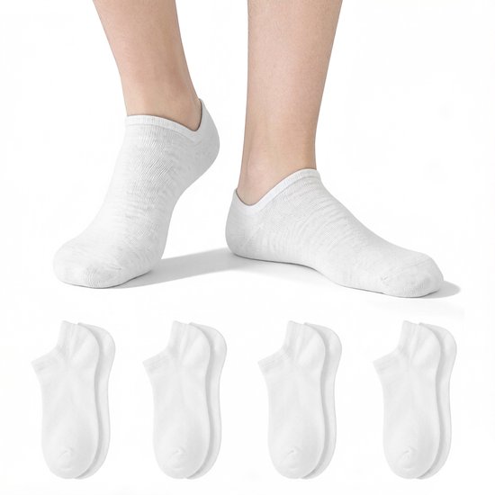 Witte enkelsokken, zonder opdruk, voor dames en heren. Vier paar worden getoond onder twee blote voeten met sokken aan.