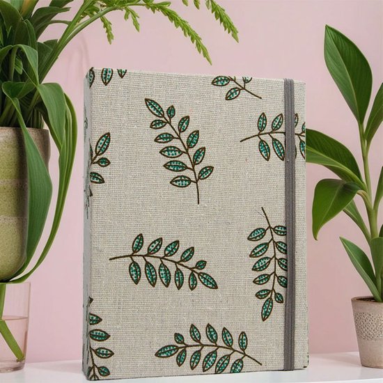 Album met beige stofprint van groene bladeren, met grijze elastiek.