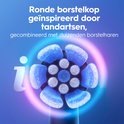 Detailopname van de ronde Oral-B iO opzetborstel met blauwe en witte borstelharen.