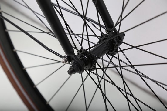 Zwart fietswiel met veel spaken, zwarte velg en bruine band.