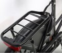 Zwart bagagerek achterop een fiets met een rode reflector.
