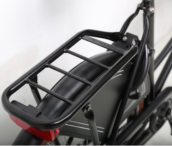 Zwart bagagerek achterop een fiets met een rode reflector.
