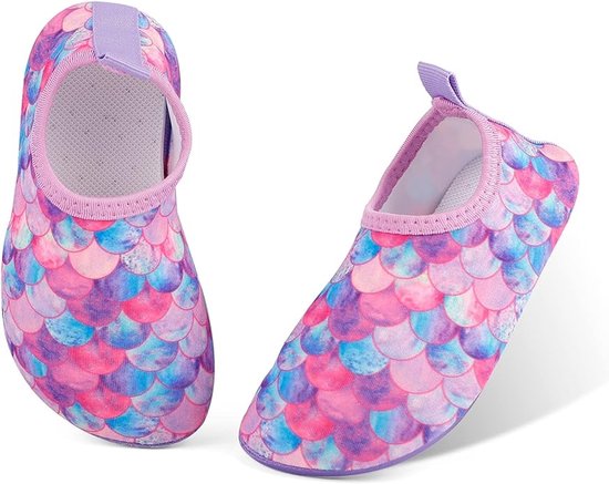 Paar roze, paarse en blauwe waterschoenen met vissenschubben patroon en paarse lus aan de achterkant.