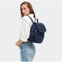 Model draagt een donkerblauwe Kipling rugzak.