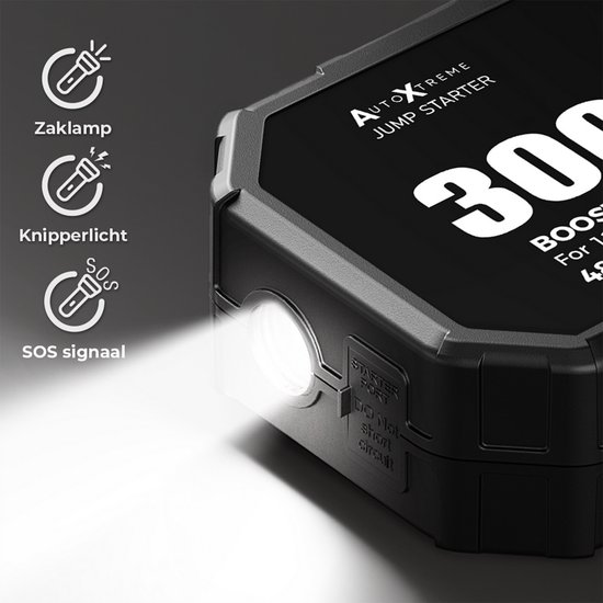 Zwarte jumpstarter met de zaklampfunctie aan.