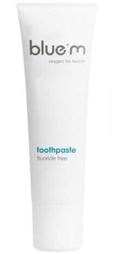 Witte tube tandpasta met blauwe letters 'blue m' en tekst 'toothpaste fluoride free'.