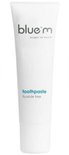 Witte tube tandpasta met blauwe letters 'blue m' en tekst 'toothpaste fluoride free'.