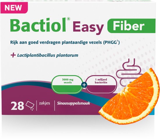 Verpakking van Bactiol Easy Fiber met de tekst "NEW". Toont plantaardige vezels (PHGG) en Lactiplantibacillus plantarum. Met sinaasappelschijf.