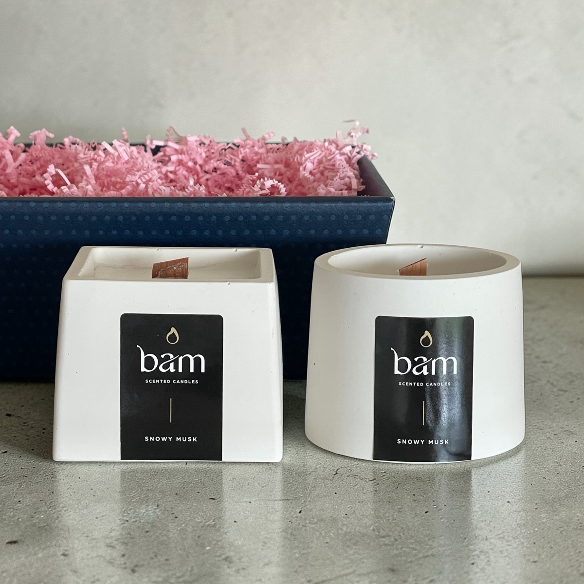 Bam Geschenkmand met 2 Snowy Musk Geurkaarsen van Zonnebloemwas – Luxe Cadeauset – 30 Branduren – Handgemaakt - houten wiek wit