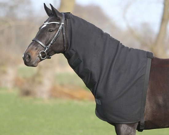 Zwart fleece halsstuk voor paard, vastgemaakt met klittenband en gespen.