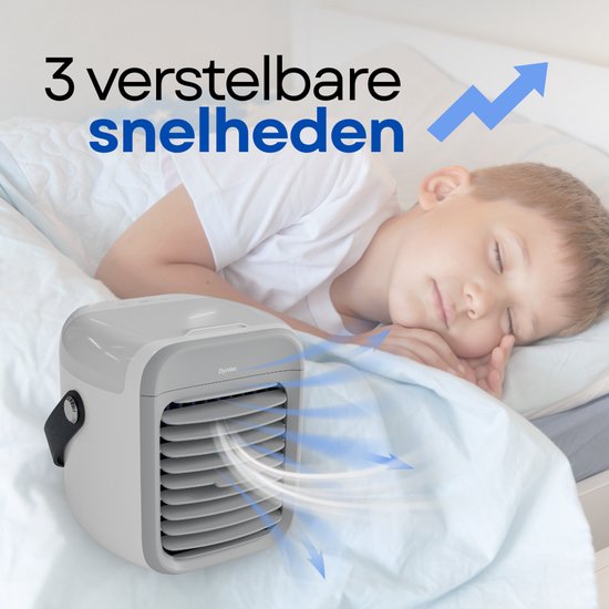 Wit en grijs mobiel airco-apparaat met 3 snelheden, naast een slapend kind in bed.