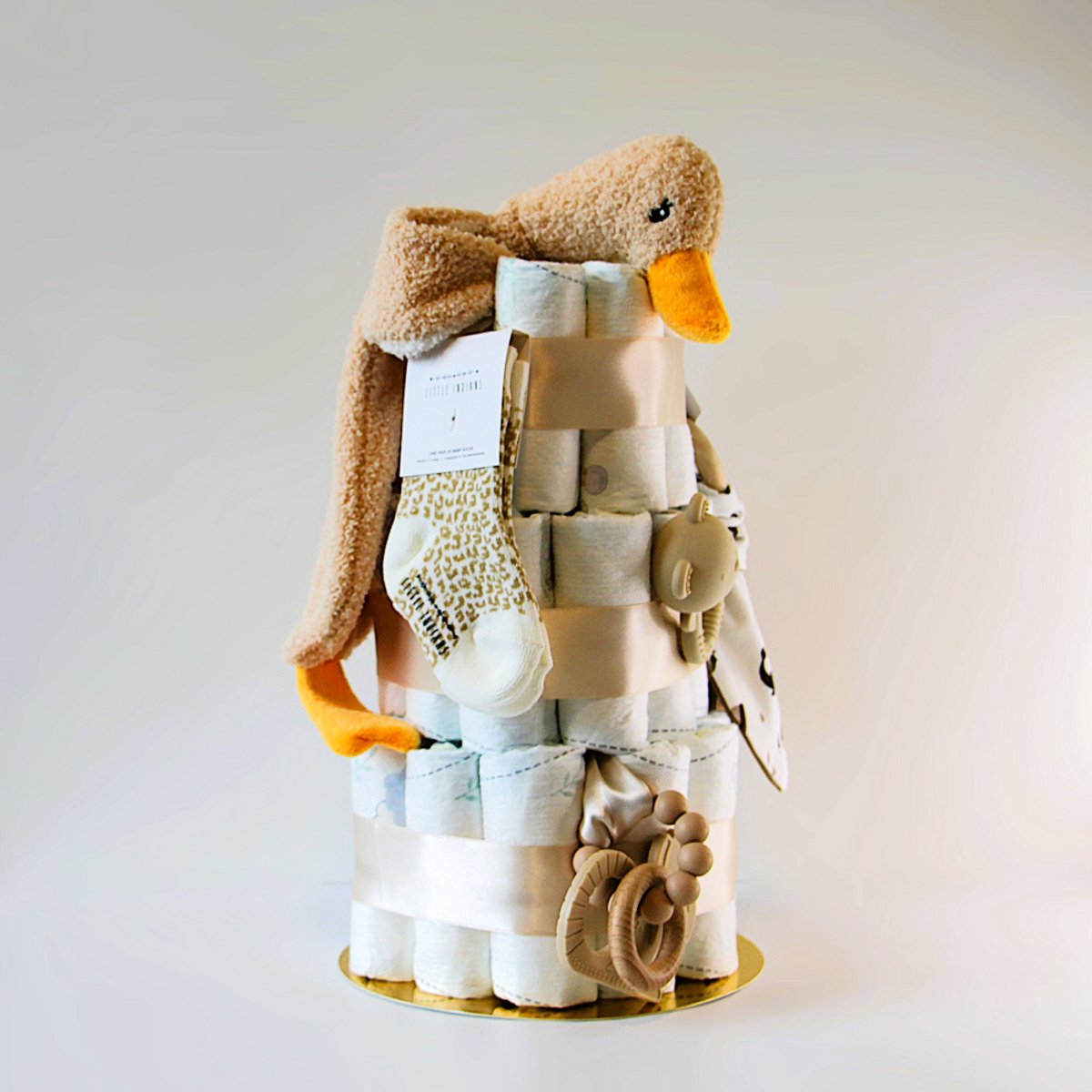 Luiertaart - unisex beige - Pampers luiers - kraamcadeau baby - babyshower cadeau - knuffeldoek eend - rammelaar - bijtring - sokjes