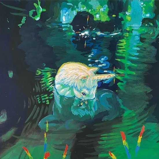 Een schilderij van een eenhoorn die in donker water drinkt, omringd door groene bladeren.