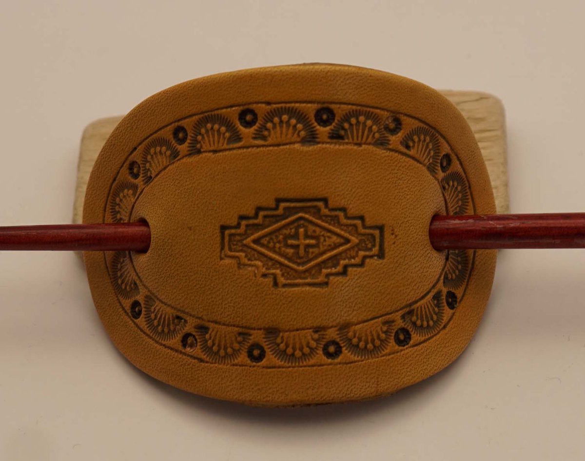 Leren haarspeld + stokje hout beige sierwerk - leuke dames haarspeld - haarspeld voor lang of kort haar - 100% leren haarspeld - beige haarspeld - niet snel breekbaar haarspeld - stevige haarspeld - haarspeld met sierlijke designs
