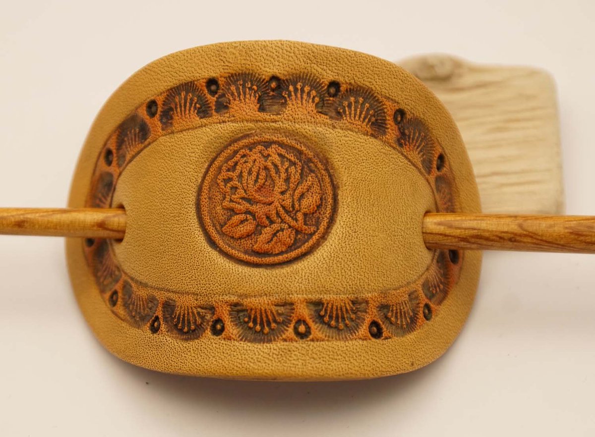 Leren beige haarspeld + stokje hout roos - lederen haarspeld van een roosje- bloemen haarspeld - rozen haarspelden - lederen haarspeld - dames haarspeld - sierlijke haarspeld - unieke haarspeld - aparte haarspeld - handgemaakte haarspeld