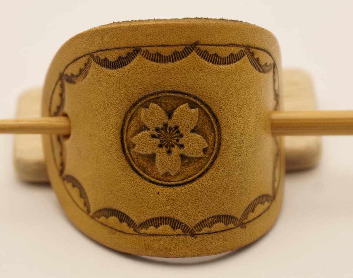 Leren haarspeld + stokje hout beige bloem - stevige leren haarspeld bloem in bloei - unieke haarspeld - aparte haarspeld - luxe dames haarspelden - moderen haarspeld - modieus haarspeld - cadeau haartip - cadeau verjaardag - luxe vrouwen kado