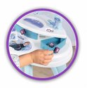 Een kinderhand trekt aan een blauw laatje van een wit kaptafeltje met Frozen-afbeeldingen, kammen en een blauw figuurtje.
