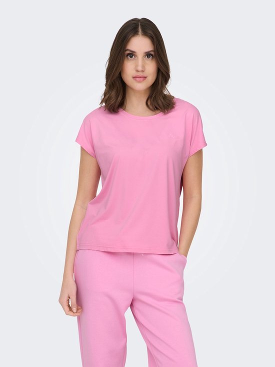 Model in roze Only Play T-shirt met korte mouwen en bijpassende roze joggingbroek.