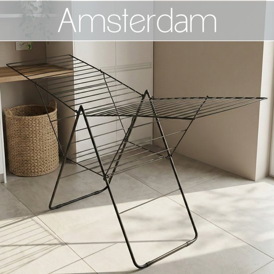 Porte-linge métallique noir, avec texte Amsterdam, dans une cuisine claire.