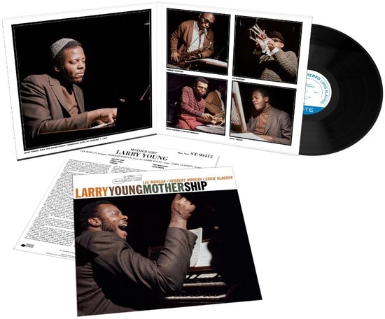LP van Larry Youngs Mother Ship met vier foto's van de band op de hoes en een grote foto van Young aan de piano.