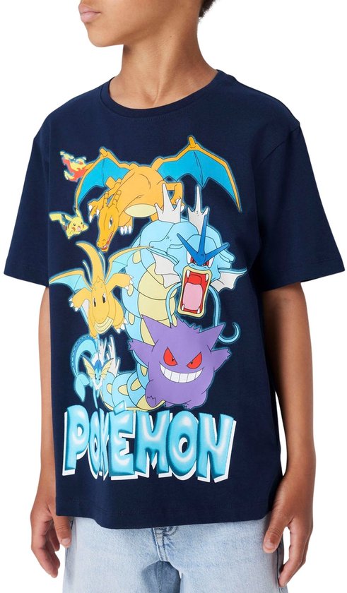 Jongen in een donkerblauw Pokémon T-shirt met Charizard, Gyarados, Gengar, Vaporeon en Pikachu.