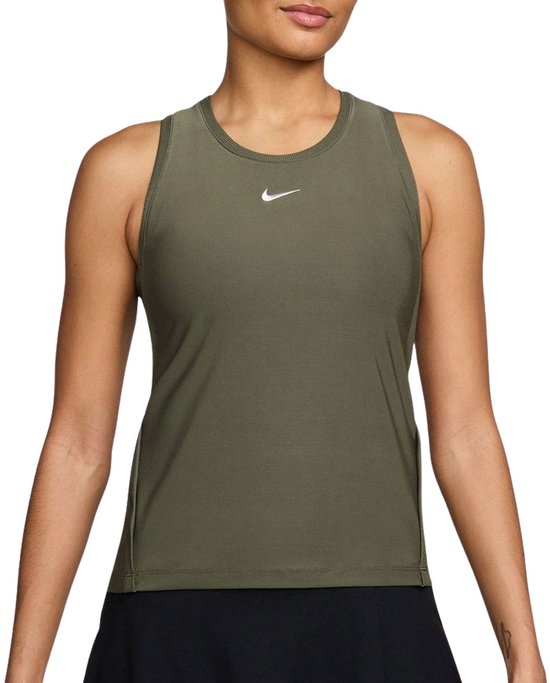 Model in olijfgroene Nike tanktop met witte swoosh op de borst.