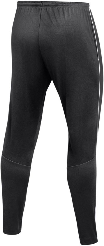 Achterkant van de zwarte Nike trainingsbroek met witte bies langs het been.
