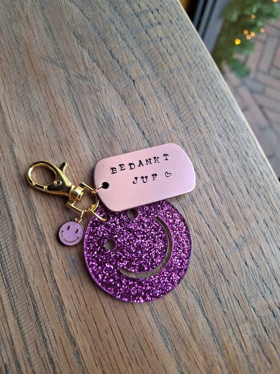 By_Evelien Sleutelhanger BEDANKT JUF - Smiley - Love - Graveren - Armbandje - Liefste JUF - Super JUF - Uniek cadeau - Einde schooljaar - BSO - Klassencadeau - Juffendag - Origineel cadeau - TOP JUF - Speciale Juf - Zomervakantie - kdv