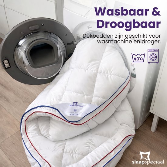 Wit dekbed met ruitpatroon en rode/blauwe bies naast een wasmachine en droger. Tekst "Wasbaar & Droogbaar" en wassymbolen.