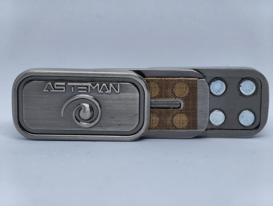 Zilverkleurige fidget met ASTEMAN logo. Gemaakt van metaal met zichtbare schroeven en textuur.