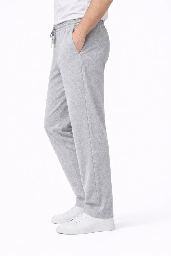 Grijze joggingbroek voor heren, linkerkant profiel, met koord aan de taille.